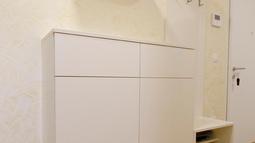 omara v beli barvi in obesalna stena