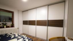 omara z delitvijo v rjavi barvi