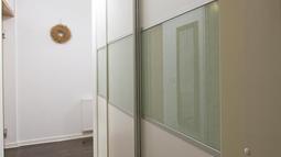 omara z drsnimi vrati in delitev s steklenim polnilom