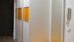 omara z drsnimi vrati in klop