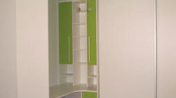 omara z drsnimi vrati in pisalna miza