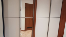 omara z ogledalom na hodniku