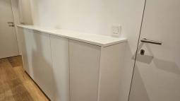 omarica z odlagalno površino v predsobi