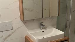 opremljanje kopalnice s pohištvom po meri