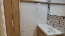 ozka omarica v kopalnici