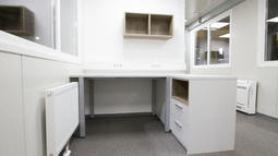 pisalna miza in stenski regal