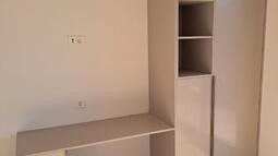 pisalna miza z omaro za fascikle