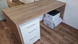 pisalna miza Akron po meri