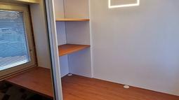 pisalna miza v kabinetu