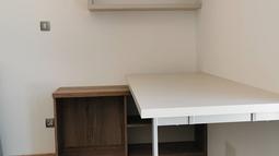 pisalna miza v pisarni