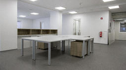 pisalne mize s pregradnim regalom