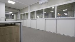 pisarniške omarice z drsnimi vrati