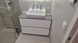 pohištveni element v kopalnici