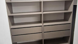 police in predali v vgradni omari garderobne sobe