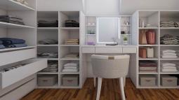 police v garderobni sobi