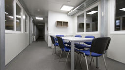 poslovna pisalna miza in stenski regal