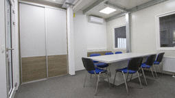 poslovna vgradna omara z drsnimi vrati