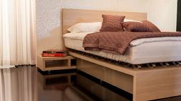 postelja air z omarico