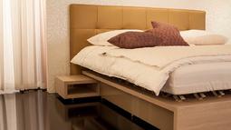 postelja z usnjenim vzglavjem