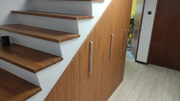 predali v omari pod stopnicami