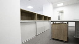 predalnik pod pisalno mizo