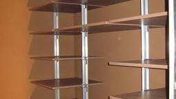 predalniki v garderobni sobi