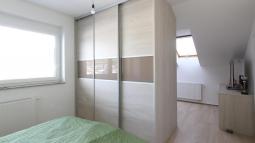 predelitev prostora z vgradno omaro