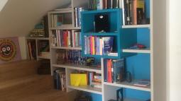 regal pod stopnicami