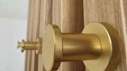 ročaji na obešalni steni predsobe