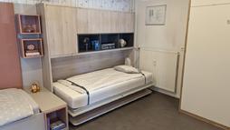 skrita postelja tomi odprta