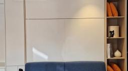 skrita postelja z dvosedom v salonu Ljubljana