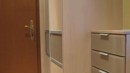 steklena omara in predalnik