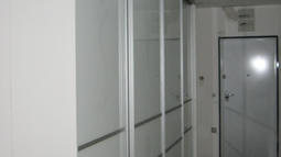 steklena omara v predsobi