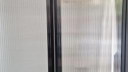 steklena vrata s črnim okvirjem