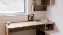 stenski regali nad pisalno mizo