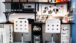 teenage workspace black white decor 665x498