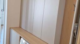 večnamenska omara na hodniku