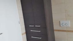 vgradna omara s predalnikom v kopalnici