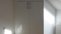 vgradna omara pod mansardo s klasicnimi vrati