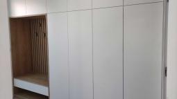 vgradna omara s klasičnim zapiranjem za predsobo