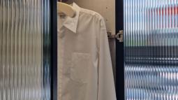 vgradna omara s steklenimi vrati