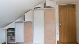 vgradna omara v mladinski sobi