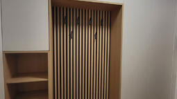 vgradna omara z okrasnimi letvicami po meri za predsobo