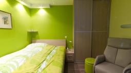 vgradna omara za manjso sobo