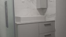 vgradni element pod umivalnikom v kopalnici