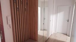 vgradni sestav z ogledali na hodniku