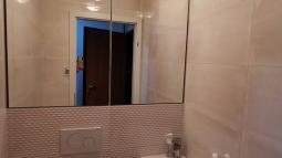 vgradni kopalniški element z ogledalom