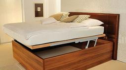 vzmetnica v ravnem polozaju pri dvizni postelji