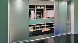 z drsnimi vrati zaprta garderobna soba